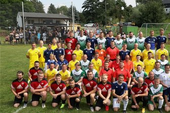 Fußball-Benefizturnier in Glauchau: 4630 Euro für die Unwetter-Opfer - Vier Vereine waren am Samstag beim Benefizturnier am Ball: Der VfB Empor Glauchau (blaue Trikots) setzte sich vor Lok Glauchau/Niederlungwitz (gelb), Fortschritt Glauchau (rot) und TSV Wernsdorf (weiß-grün) durch. Foto: Andreas Kretschel