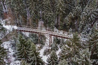 Fuchsbrunnbrücke als Touristen-Magnet im Erzgebirge: Warum zwei wichtige Partner zur Stange halten - Blick aus der Luft auf die alte Fuchsbrunnbrücke bei Zwönitz. Statt sie zu sanieren, soll nun nebenan ein Neubau entstehen.