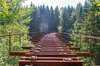 Fuchsbrunnbrücke: Historisches Eisenbahn-Denkmal im Erzgebirge droht zu verschwinden - Die Fuchsbrunnbrücke bei Zwönitz: Sie ist das letzte Bauwerk mit Stahlschwellen. Kann sie gerettet werden?