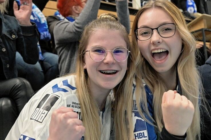 "Füchse Town" wird zur Erzgebirgshölle - Jessica Becker (links) und Nele Peter waren erstmals bei einem Auswärtsspiel des EHV Aue dabei und begeistert von der Stimmung. 