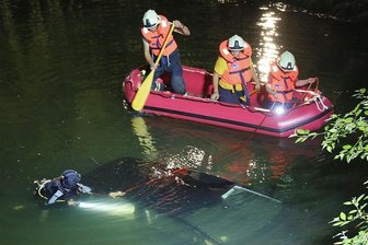 Führerloser VW losgerollt und in Teich gelandet - 