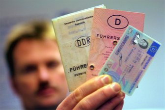 Führerschein abgelaufen? Tausende müssen im Erzgebirge noch getauscht werden - Die Zeit der alten Papierführerscheine ist bald vorbei.