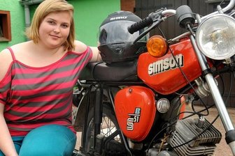 Führerschein mit 15 vor allem im Chemnitzer Umland gefragt - Jenny Wegschneider aus dem Rossauer Ortsteil Hermsdorf will den Führerschein mit 15 Jahren machen. Das ist seit1. Mai wieder möglich. Sie beginnt einen Fahrschul-Kurs in Mittweida.