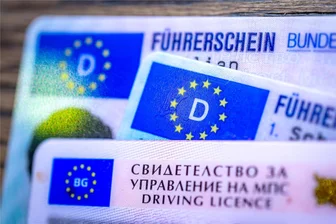 Führerschein: Tauschmobil kommt nach Meerane - Die neuen Führerscheine sehen überall gleich aus – von der Sprache abgesehen. Das Bild zeigt einen bulgarischen und zwei deutsche Plastikkarten.