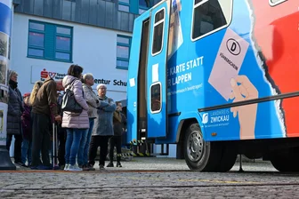 Führerschein-Umtauschmobil macht auf Altmarkt in Hohenstein-Ernstthal Station - Das Führerschein-Umtauschmobil des Landkreises macht in Hohenstein-Ernstthal Station.