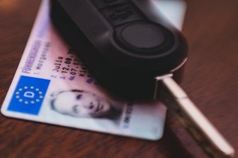 Führerscheinstelle weiter in der Kritik - Wer seinen Führerschein umtauschen muss oder ein neues Dokument beantragen will, hat schon seit Wochen schlechte Karten. Denn die Führerscheinstelle in Döbeln - die einzige dafür im Landkreis zuständige Stelle - kann den Ansturm kaum bewältigen.