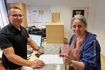 Führerscheinumtausch im Landkreis Zwickau: Wichtige Frist naht - Ulrike Samoudi aus Wildenfels hat am Donnerstag mit Hilfe von David Kipke, Mitarbeiter der Führerscheinstelle in Glauchau, ihren alten Führerschein umgetauscht. 