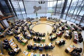 Führung durch den Sächsischen Landtag: Bus fährt ab Oelsnitz - Blick in den Plenarsaal während der Sitzung des Sächsischen Landtages.