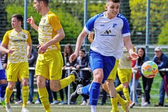 Führung in Halbzeit 2 verspielt - Die Glauchauer waren den Gästen aus Radefeld in der ersten Hälfte oft einen Schritt voraus. Marius Bernhardt (am Ball) erzielte bereits in der neunten Minute das 1:0 für die Hausherren.