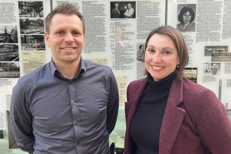 Führungsduo für neue Gedenkstätte - Das Foto zeigt die künftigen Leiter Ingolf Notzke und Dr. Steffi Lehmann am bereits bestehenden Gedenkort an der Kaßbergstraße in Chemnitz.