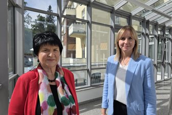 Führungswechsel in Klinik in Bad Elster: Wo die Chefin jetzt zum zweiten Mal in Rente geht - Inge Schramm ((inks) übergibt die Leitung der Dekimed-Rehaklinik in Bad Elster an Madeleine Wächter.