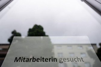 Füllen Geflüchtete aus der Ukraine bald die Joblücken? - Knapp 1,7 Millionen Jobs waren im vierten Quartal 2021 unbesetzt. Somit haben auch die Geflüchteten aus der Ukraine gute Chancen, erwerbstätig zu sein. Es gibt allerdings einige Hürden.