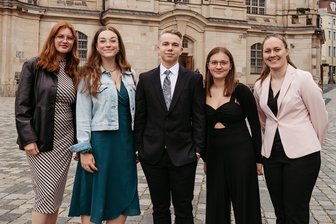 Fünf 1,0-er-Abiturienten am Oelsnitzer Gymnasium: Das haben sie jetzt vor - In feinem Zwirn vor der Frauenkirche: Die fünf Abiturienten des Oelsnitzer Julius-Mosen-Gymnasiums, die ihren Abschluss jetzt mit der Traumnote 1,0 erreichten. Von links Cora Hums, Emma Krause, Til Koffent, Joline Reinhold und Elisa Witt - sie wurden bei einem Empfang durch Kultusminister Christian Piwarz (CDU) geehrt.