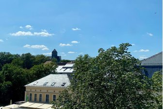 Fünf Armee-Helikopter über Plauen: Das war der Grund für den Lärm - Fünf Helikopter des Typs Apache als winzige Punkte über der Plauener Innenstadt.