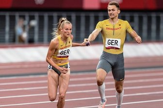 Die Langstreckensprinter Corinna Schwab und Marvin Schlegel werden bei der WM in Eugene gemeinsam in der Mixed-Staffel an den Start gehen - so wie hier bei Olympia 2021 in Tokio. Damals stürzte Schwab beim folgenden Wechsel - auch darüber spricht sie im Podcast "Laktatsachen". 