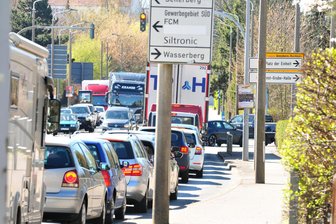 Fünf Autos aufeinander gefahren: Stau nach Unfall am Häuersteig in Freiberg löst sich - Auf der B 101 zwischen Freiberg und Brand-Erbisdorf gab es einen Unfall. Es staute sich.