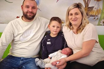 Fünf Babys an einem Tag: Wenn Hebammen, Schwestern und Ärzte in Zschopau nicht zur Ruhe kommen - Leni, das Neujahrsbaby im Klinikum in Zschopau, kam am 1. Januar, 23.04 Uhr, auf die Welt. Sie ist zweite Kind von Lisa Goralsky und Philipp Nusshart aus Burkhardtsdorf – im Bild auch der Bruder Moritz.