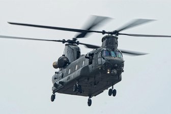Fünf Chinook-Hubschrauber der US-Armee überfliegen die Region - Ein CH-47 Chinook auf einer Luftfahrtausstellung (Symbolbild).