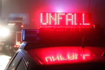Fünf Fahrzeuge in Unfall auf A4 verwickelt - 