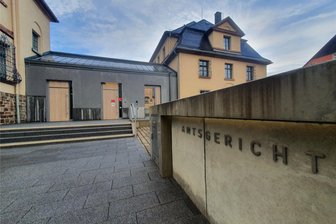 Fünf fatale Stundenkilometer zu schnell: Erzgebirgerin muss sich wegen fahrlässiger Tötung vor Gericht verantworten - Eine junge Frau musste sich vor dem Marienberger Amtsgericht verantworten, nachdem sie 2023 einen tödlichen Unfall verursacht hatte.