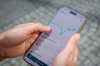 Fünf Fehler: So verschenken Anleger oft Rendite - Viele Positionen, wenig Mischung? Entscheidend ist nicht die Anzahl der Titel im Depot, sondern die Zusammensetzung – ein weltweit streuender ETF kann schon reichen.