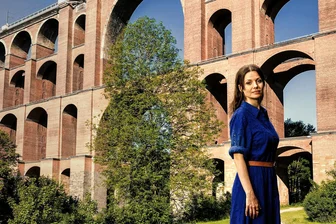 Fünf Fehler übers Vogtland in der ZDF-Serie „Mandat für Mai“ - So schön kann doch kein Filmset sein: Julia Hartmann vor der Göltzschtalbrücke.