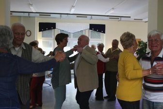 Fünf Frauen leisten Ausgezeichnetes für Ältere - Der Herbsttanz war der bewegte Teil des Nachmittags, die Verleihung der Ehrungen zuvor war der bewegende Teil.