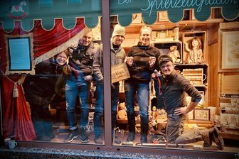Fünf Freunde, eine Macke und viele Schätze: Erzgebirger gestalten weihnachtlichen Hingucker - Stephanie Albrecht, Ulrich Hänel, Mirko Albrecht, Franziska Groß und Tobias Rebentisch (v. l.) stecken hinter der Schaufensteraktion am Stollberger Markt. Vier Wochen dauerten die Vorbereitungen.