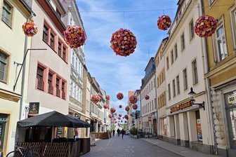Fünf Fun-Facts zur Blumendeko in der Freiberger Innenstadt - Die Blumendeko in der Freiberg Petersstraße ist ein beliebtes Fotomotiv.