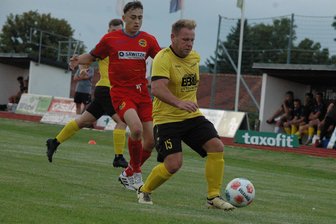 Fünf Gegentore am Freitagabend: Fortschritt Lunzenau unterliegt dem FC Bad Lausick deutlich - Der Lunzenauer Neuzugang Colin Zieger (l.) hatte am Freitagabend gegen Michel Kalbitz und den FC Bad Lausick einen schweren Stand.