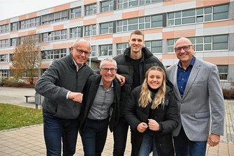 Fünf Gesichter einer Erfolgsgeschichte: Chemnitzer Sportschulen planen große Fete - Sie stehen gut gelaunt auf dem Schulhof und stellvertretend für jahrelange erfolgreiche Arbeit an den Chemnitzer Sportschulen: Leichtathletik-Weltmeister Jens Carlowitz war hier einst Schüler, Torsten Kulakow leitet die Oberschule, Niners-Kapitän Jonas Richter hat hier Abitur gemacht, Turn-Europameisterin Emma Malewski hat das 2025 vor und Jörg Bretschneider ist Chef des Sportgymnasiums (von links).