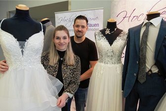 Fünf Gründe fürs Heiraten im Vogtland: Wer traut sich auch in Krisenzeiten? - Anja Kunz (26) und Patrick Grünler (29) sind verliebt, verlobt und ab Anfang Mai 2024 wohl auch verheiratet. Denn dann haben die Oelsnitzer ihren Hochzeitstermin in der Wehrkirche in Triebel festgezurrt. Nur die Feierlocation für rund 50 Leute fehlt ihnen derzeit noch. Kennengelernt hat sich das Paar an der Talsperre Pöhl beim Baden.