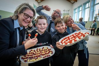 Fünf Gründe, warum die Evangelische Werkschule Milkau so gefragt ist - Im Fach „Arbeitswelt“ wurden für den Tag der offenen Tür in der schuleigenen Küche von der 5. Klasse kleine Snacks hergestellt, die den Erwachsenen schmeckten. Foto: