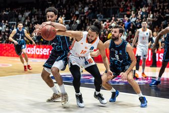 Fünf Gründe, warum die Niners Chemnitz gegen Ankara schon wieder nicht gewinnen konnten - Kaza Kajami-Keane im Kampf um den Ball. Wie alle anderen Führungsspieler auch, konnte der Kapitän keine Akzente setzen.