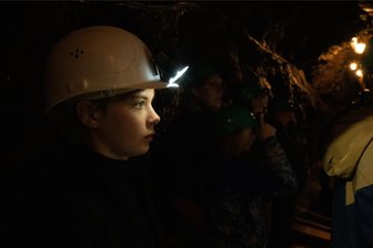 Fünf Jahre Montanregion: Was der Welterbe-Titel dem Erzgebirge brachte – und wo es noch hakt - Emilie Mynett ist 13 Jahre jung und besucht das Landkreisgymnasium Annaberg-Buchholz. Zur Feier „5 Jahre Welterbe Montanregion“ will sie mit zwei Freunden durch den „Markus Röhling Stolln“ bei Frohnau führen. Das Besucherbergwerk feiert 30-jähriges Bestehen.