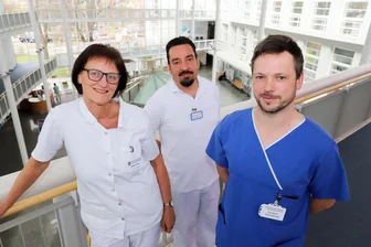 Fünf Jahre nach Ausbruch von Corona: Vom Sterben, Helfen und Überleben im Kreiskrankenhaus Freiberg - Sabine Hesse, Martin Schirmer und Nico Rank (v. l.) vom Pflegedienst des KKH Freiberg erinnern sich an die Corona-Jahre.