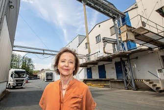 Fünf Jahre nach der Flut in Plauen: "Das Risiko bleibt" - "Wir hatten viel Glück gehabt", erzählt Petra Gerber, Chefin der Biomühle in Straßberg. Fünf Jahre zuvor stand das Wasser bis zur Laderampe (im Hintergrund). In der Folge dichtete das Unternehmen die Keller ab. Auch deshalb verlief das Hochwasser im Mai 2018 für das Unternehmen in der Elsteraue glimpflich.