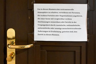 Fünf Jahre rechtslastiger Stadtrat in Chemnitz: Von Brandmauern, Provokateuren und "richtigen Stinkstiefeln" - Zettel an der Tür der Grünen-Fraktionsräume. Der Ton ist in der zu Ende gehenden Legislatur rauer geworden, konstatieren Stadträte mehrerer Fraktionen.