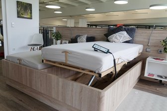 Fünf Jahre Ubineum: Haus fürs Wohnen - Ein Pflegebett, das nicht nach Krankenhaus aussieht, gehört zur Ausstattung in der Musterwohnung des Ubineums.