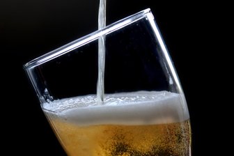 Fünf Kästen Bier aus Geschäftsauslage gestohlen -