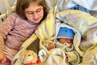 Fünf Kinder in fünf Stunden - Geburtenboom im Freiberger Kreiskrankenhaus - Die fünfjährige Amy aus Zug hat jetzt einen kleinen Bruder: Mik war am Donnerstagmorgen der erste von fünf Neugeborenen.
