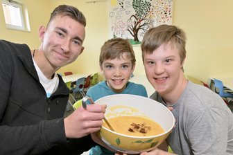 Fünf Kürbis-Rezepte aus der Region Zwickau, die auch Kindern schmecken - Schmecken lassen! In der „Schule am Tierpark“ in Hirschfeld steht im Herbst Kürbissuppe auf dem Speiseplan.