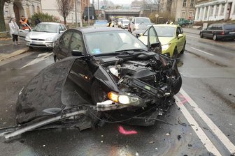 Fünf Leichtverletzte bei Unfall nahe der Sachsenallee - Ein BMW ist am Dienstagnachmittag in Chemnitz mit einem Kleintransporter kollidiert.