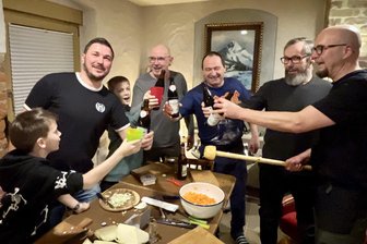 Fünf Männer aus dem Erzgebirge pflegen seit Jahren ein quietschvergnügtes Ritual - Markus Hüther, Michael Tham, Hagen Risch, Daniel Weigel und Rico Groschup (v. l.) sind seit Jahren eine eingeschworene Sauerkraut-Machergemeinschaft. Mit Markus Hüther Söhnen Albert und Ludwig (l.) wächst bereits interessierter und talentierter Nachwuchs heran.