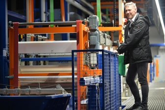 Fünf Milliarden Münzrohlinge pro Jahr: Der Weltmeister im Verborgenen aus Freiberg/Halsbrücke - Geschäftsführer Thomas Bilas an der neuen Galvanikanlage, die im Februar in Betrieb gehen soll.