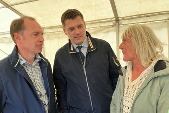 Fünf Millionen Euro, um das Abwasser zweier Dörfer im Vogtland von Trinkwassertalsperre fern zu halten - Planer Matthias Kreul (l.) im Gespräch mit Bürgermeister Steffen Raab und Anwohnerin Birgit Wollersheim.