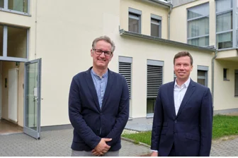 Fünf MVZ-Ärzte starten Mitte Oktober in Reichenbach - Thomas Hohlfeld (links), designierter Geschäftsführer des MVZ Reichenbach, und Kilian Lange von der KL Real State GmbH, Käufer der insolventen Paracelsus-Klinik, informierten über die nächsten Schritte.