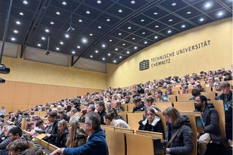 Fünf neue Studiengänge an der TU Chemnitz fürs Wintersemester: Das ist bisher schon bekannt - Der Hörsaal zur Eröffnung der Veranstaltung ist mit über 4000 Besuchern fast bis auf den letzten Platz belegt. Wer keinen Platz mehr findet, steht auf den Treppen.