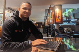 Fünf Oldtimer, 100 Gitarren und Pep Guardiola: der besondere Spanien-Trip der Niners Chemnitz - Analyst David Gibson beim Videostudium des nächsten Gegners der Niners in besonderem Ambiente: Die Chemnitzer Basketballer sind in einem Hotel in Santpedor untergebracht, das einem Sammler von Gitarren und Oldtimern gehört. Davon ist vieles in der Lobby ausgestellt.