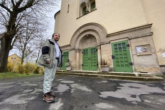 „Fünf Parkplätze für 300 Gäste?“ Kirche Brockau fühlt sich von Landkreis-Plänen überfahren - Johannes Ott von der Kirchgemeindevertretung Netzschkau vor der Brockauer Kirche. In der Bauplanung des Kreises sieht die Gemeinde eine Grundlage für Enteignungen.